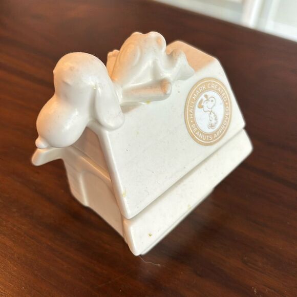 Snoopy Peanuts Hallmark Collectible Neutral white salt and pepper shaker set EUC - Picture 1 of 8